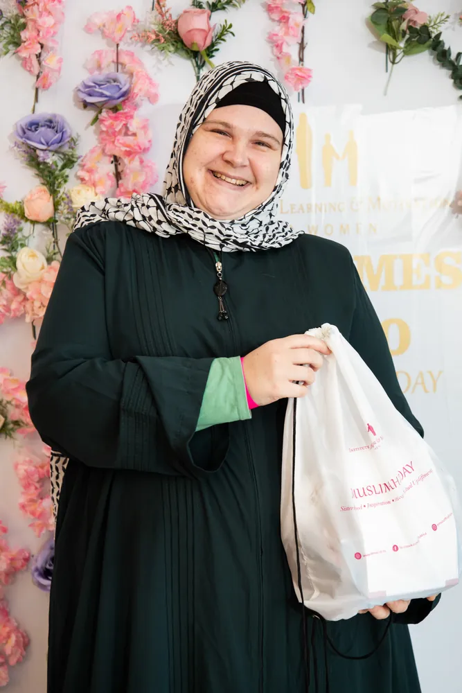 An attendee with her goodie bag
